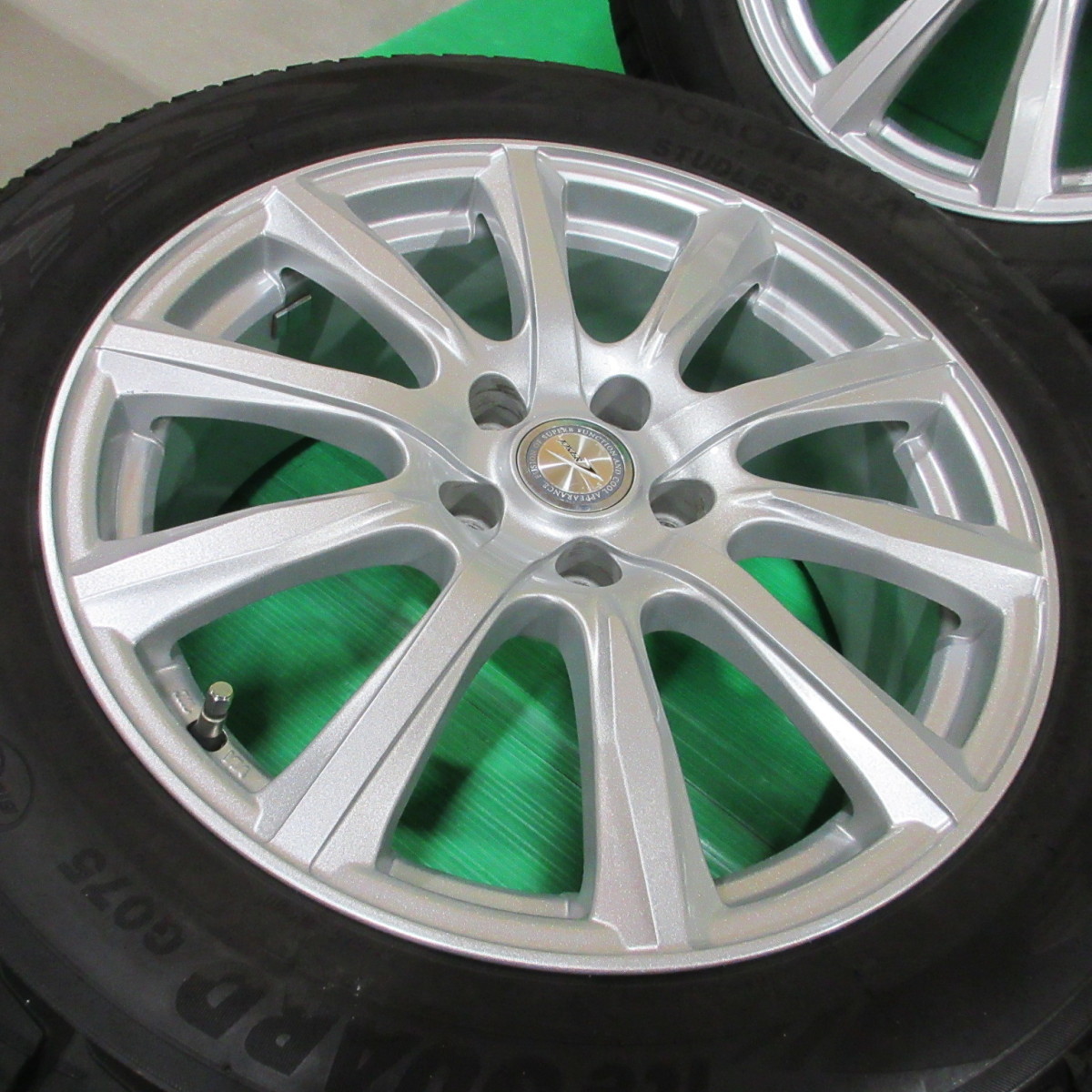 ハリアー 235/55R18 冬用バリ山スタッドレス 80-85%山YOKOHAMA 