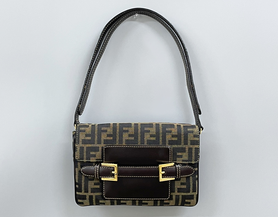 美品】FENDI フェンディ ショルダーバッグ ズッカ柄 デカロゴ