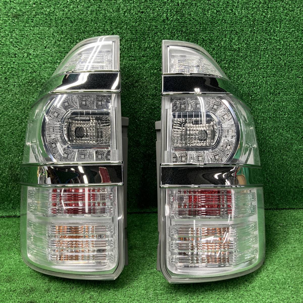 ヴォクシー ZRR70W 左右 テールランプ テールライト ICHIKOH 28-220