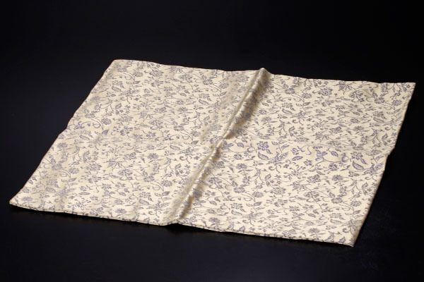 出し帛紗　【ほいよ！】　袋師︰土田友湖　草花文金襴　表千家　【匿名配送】 袋師 土田友湖 作 分銅草花文紹巴 御帛紗 ふくさ | 新栄堂