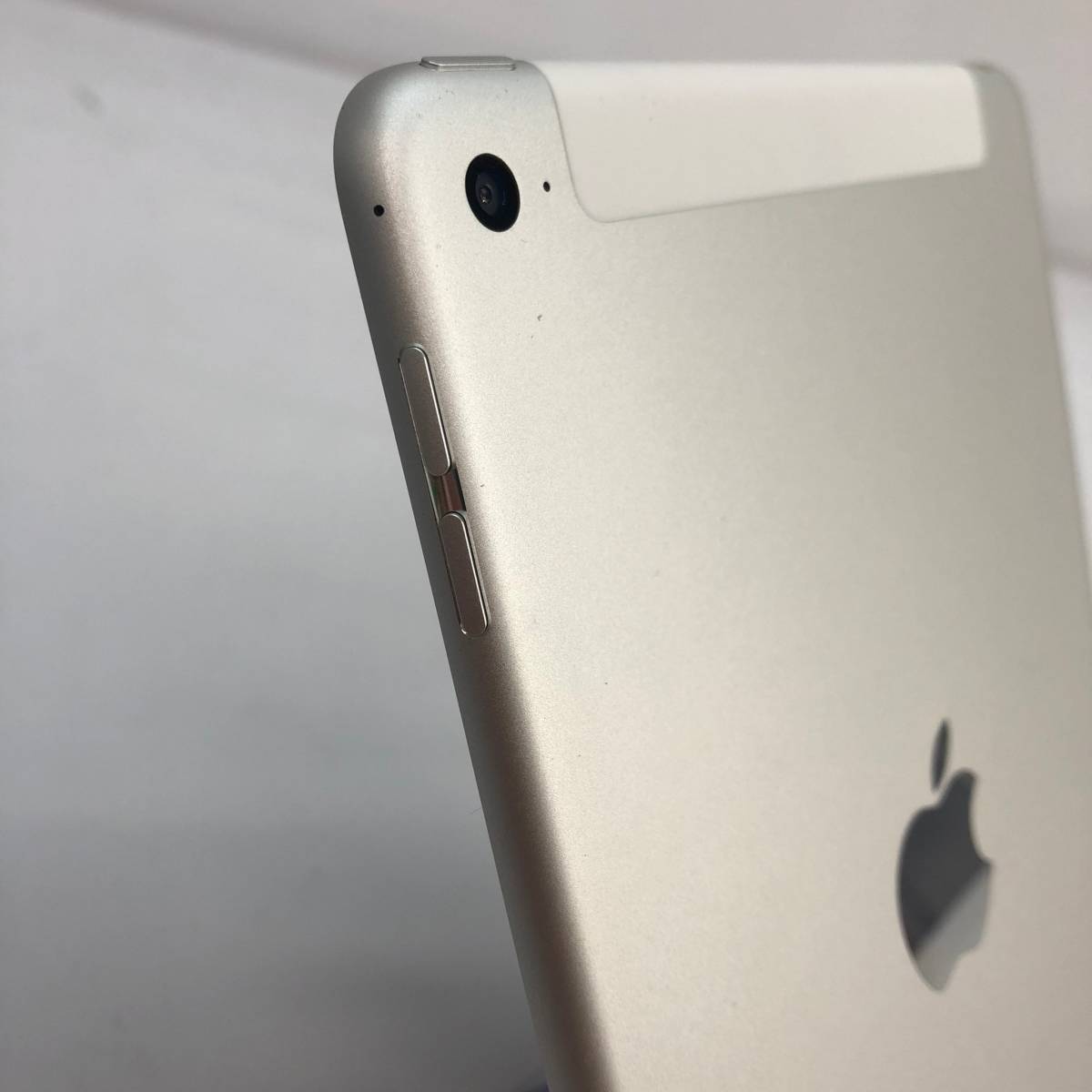 No.6289【apple】iPad mini4 Wi-Fi Cellular 128G docomo シルバー