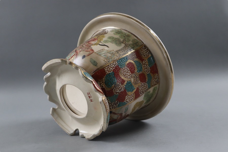 薩摩焼 誠勲堂 金襴手 色絵金彩武者細密絵 植木鉢 高17,5cm 直径26,8cm 