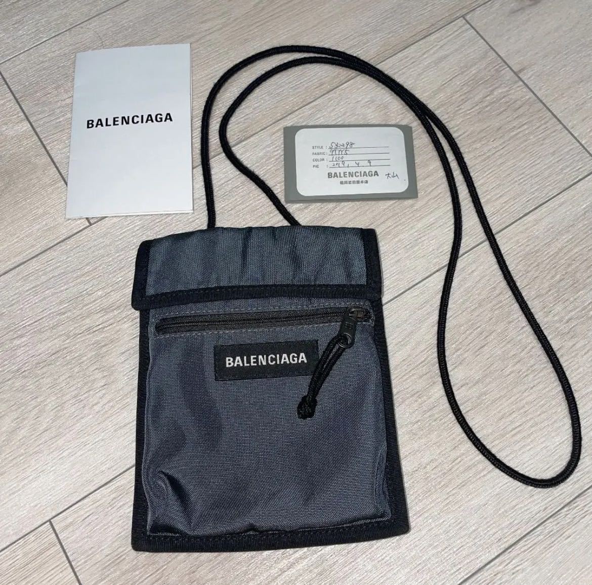 BALENCIAGA ショルダーバッグ グレー サコッシュ ポーチ ミニマリスト(かばん、バッグ)｜売買されたオークション情報、yahooの商品情報をアーカイブ公開 - オークファン かばん、バッグ