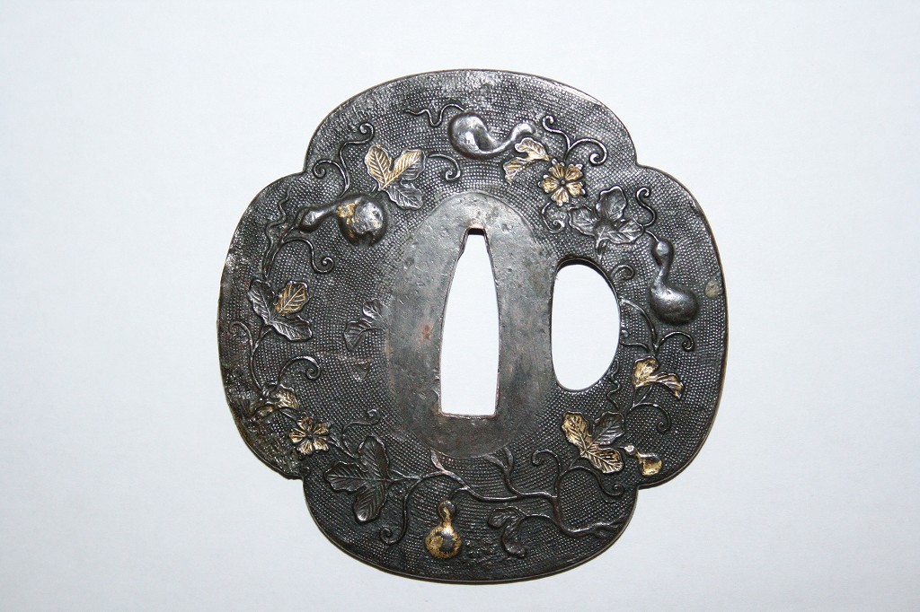 鍔 鉄地 逸品！時代物本歌 岩目図に四方猪目透かし、四方真鍮 鉄地太刀木瓜鍔！ 刀装具 銘 Zu 金象嵌 無銘 竹図鍔 毛彫 Tsuba:Namimon 鍔：波文枯木象嵌図 (TU-020924)｜刀・日本刀の ～武士の美意識～／名古屋刀剣博物館・名古屋刀剣ワールド