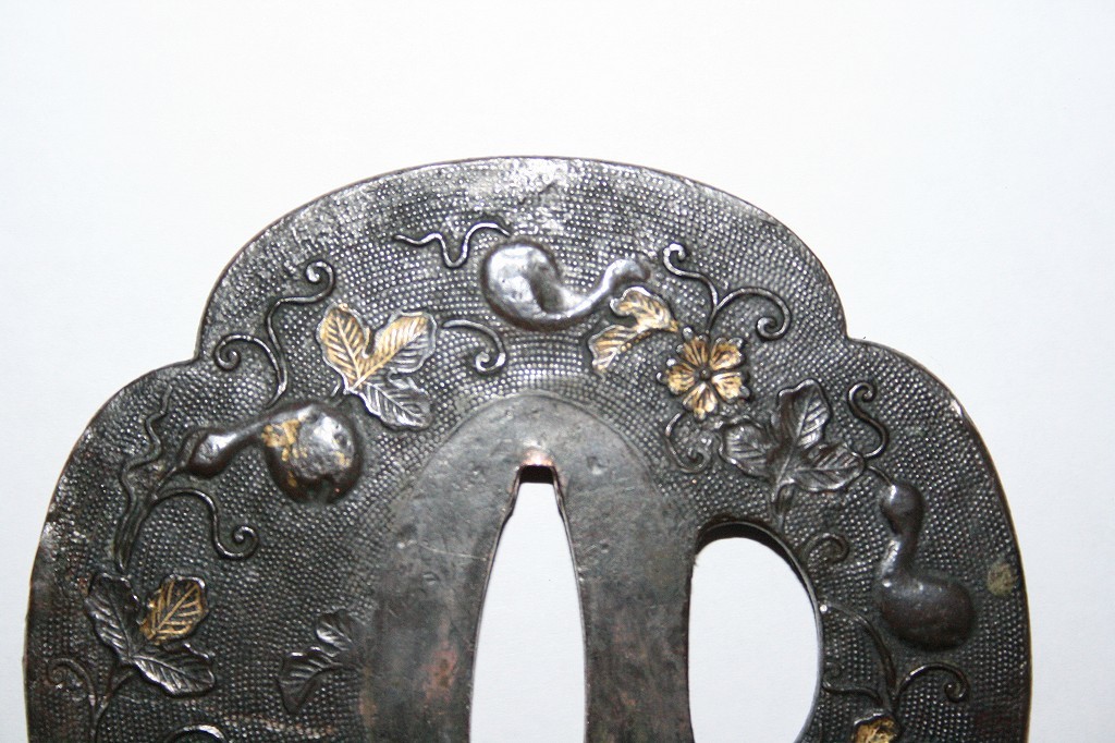 鍔 鉄地 逸品！時代物本歌 岩目図に四方猪目透かし、四方真鍮 鉄地太刀木瓜鍔！ 刀装具 銘 Zu 金象嵌 無銘 竹図鍔 毛彫 Tsuba:Namimon 鍔：波文枯木象嵌図 (TU-020924)｜刀・日本刀の ～武士の美意識～／名古屋刀剣博物館・名古屋刀剣ワールド