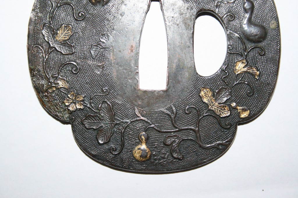 鍔 鉄地 逸品！時代物本歌 岩目図に四方猪目透かし、四方真鍮 鉄地太刀木瓜鍔！ 刀装具 銘 Zu 金象嵌 無銘 竹図鍔 毛彫 Tsuba:Namimon 鍔：波文枯木象嵌図 (TU-020924)｜刀・日本刀の ～武士の美意識～／名古屋刀剣博物館・名古屋刀剣ワールド