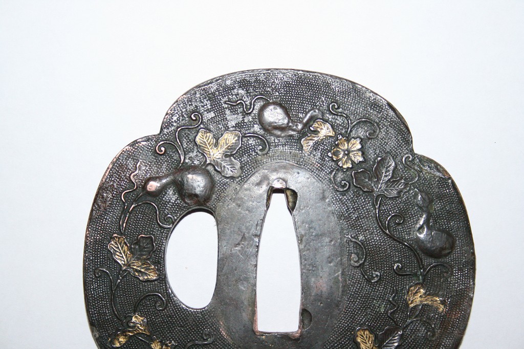 鍔 鉄地 逸品！時代物本歌 岩目図に四方猪目透かし、四方真鍮 鉄地太刀木瓜鍔！ 刀装具 銘 Zu 金象嵌 無銘 竹図鍔 毛彫 Tsuba:Namimon 鍔：波文枯木象嵌図 (TU-020924)｜刀・日本刀の ～武士の美意識～／名古屋刀剣博物館・名古屋刀剣ワールド