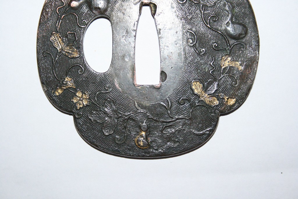 鍔 鉄地 逸品！時代物本歌 岩目図に四方猪目透かし、四方真鍮 鉄地太刀木瓜鍔！ 刀装具 銘 Zu 金象嵌 無銘 竹図鍔 毛彫 Tsuba:Namimon 鍔：波文枯木象嵌図 (TU-020924)｜刀・日本刀の ～武士の美意識～／名古屋刀剣博物館・名古屋刀剣ワールド