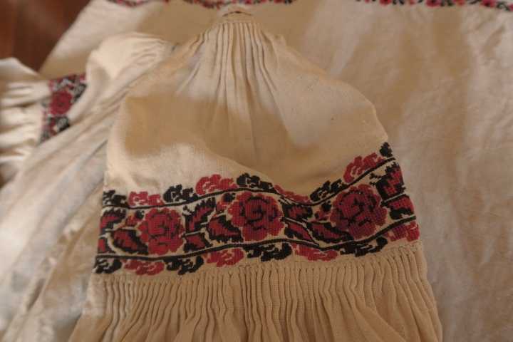① ウクライナ 刺繍 ロングワンピース 薔薇 アンティーク リネン 