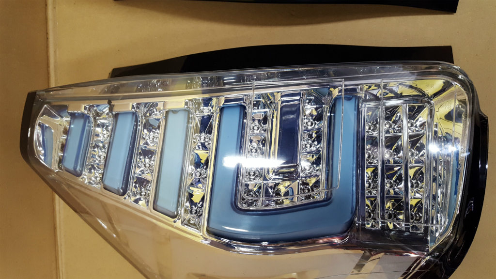 ZVW41W プリウス アルファ α LED テールランプ 社外 ジャンク ZVW41W プリウス アルファ α LED テールランプ 社外 ジャンク