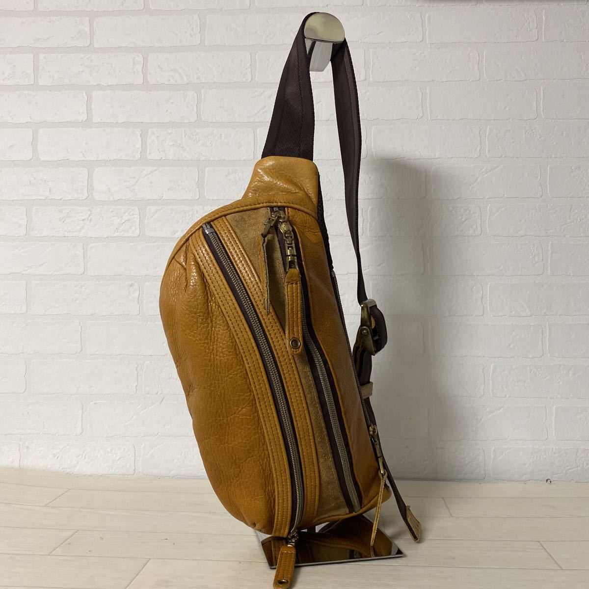 2558 Master Piece マスターピース ボディーバッグ ウエストバッグ レザーバッグ メンズ タン ベージュ マスターピース 売買されたオークション情報 Yahooの商品情報をアーカイブ公開 オークファン Aucfan Com