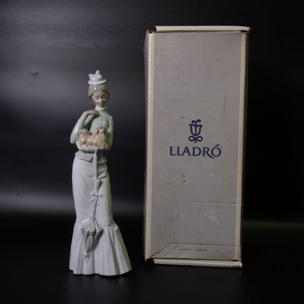 リヤドロ LLADRO 犬を抱く貴婦人 公式通販 置物 仔犬を抱く貴婦人 陶器
