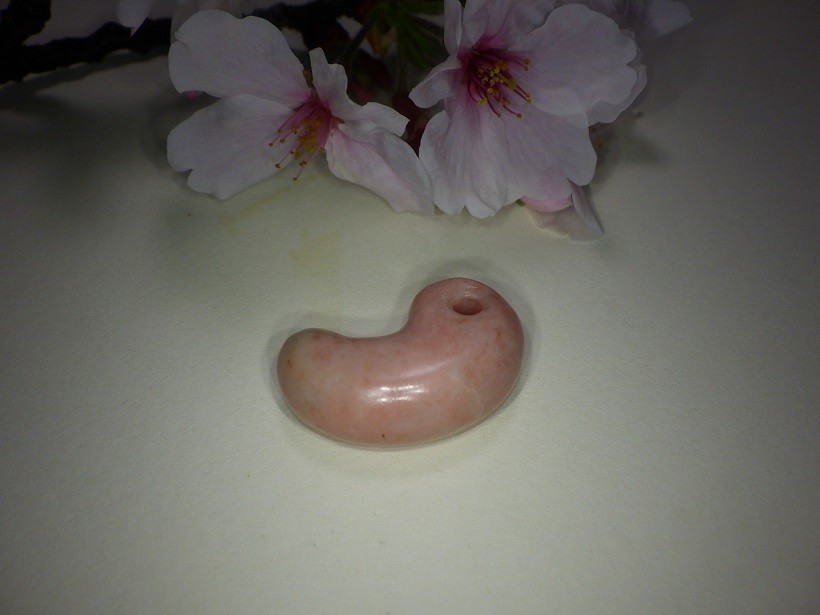 桃簾石～ピンクひすい 桜 勾玉○縄文古墳須恵器根付○国産鉱物 検)翡翠