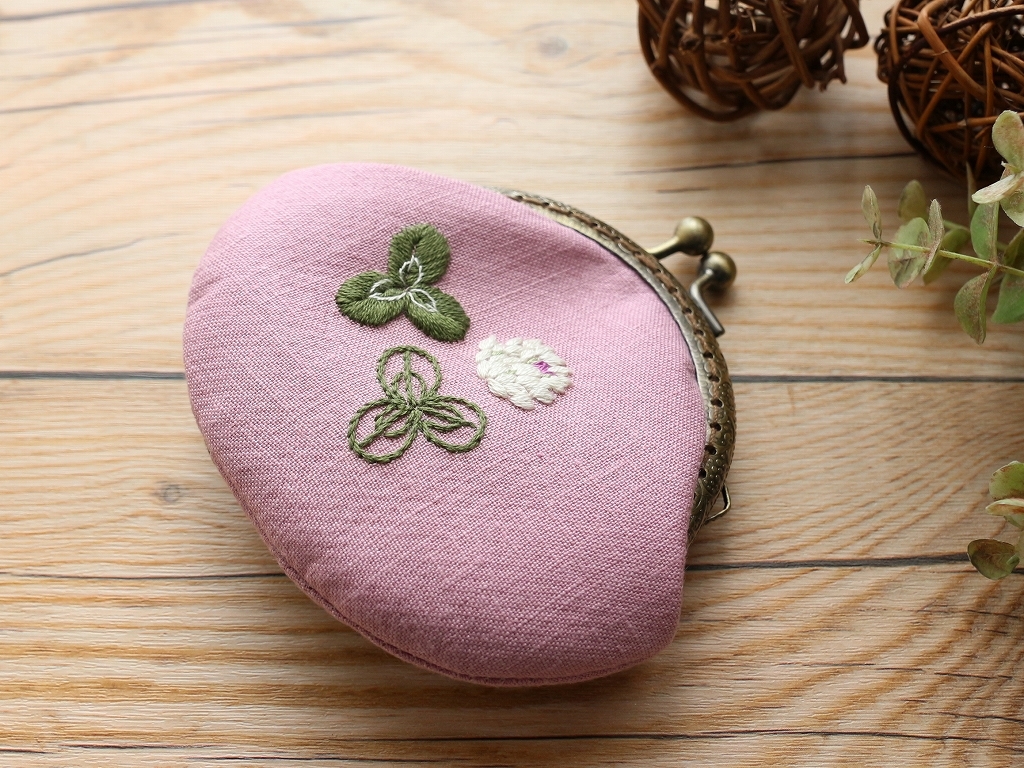 ハンドメイド‥手刺繍‥小さながま口‥ポーチ‥リネン‥刺繍‥シロツメクサ‥クローバー‥コインやお薬など‥小物入れ(女性用)｜売買されたオークション情報、Yahoo!オークション(旧ヤフオク!)  の商品情報をアーカイブ公開 - オークファン（aucfan.com）