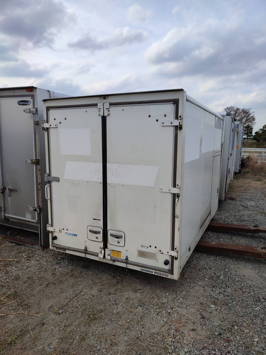 物置 箱 コンテナ トラック荷台 3メータークラス 2室になっています 