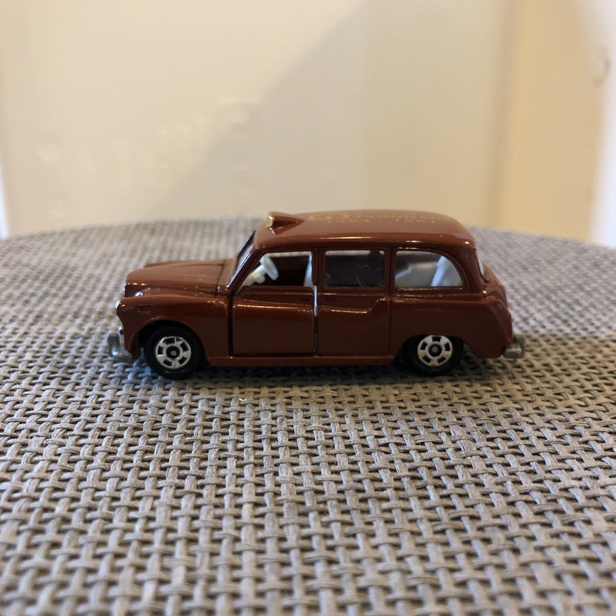 トミカ　オースチンタクシー　茶色　タントハウス_2