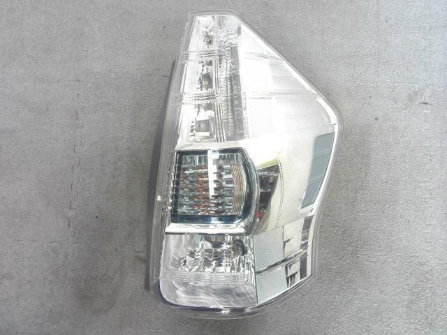 プリウスα DAA-ZVW41W 右テールランプ 47-46 81551-47140 プリウスα