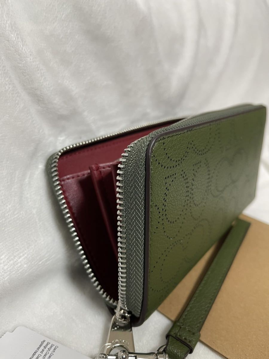 COACH 長財布　グリーン　大人気　アウトレット品　ストラップ　内側レッド　パンチング コーチ 長財布 アウトレット C4451 IMKEL(ケリー J74566823