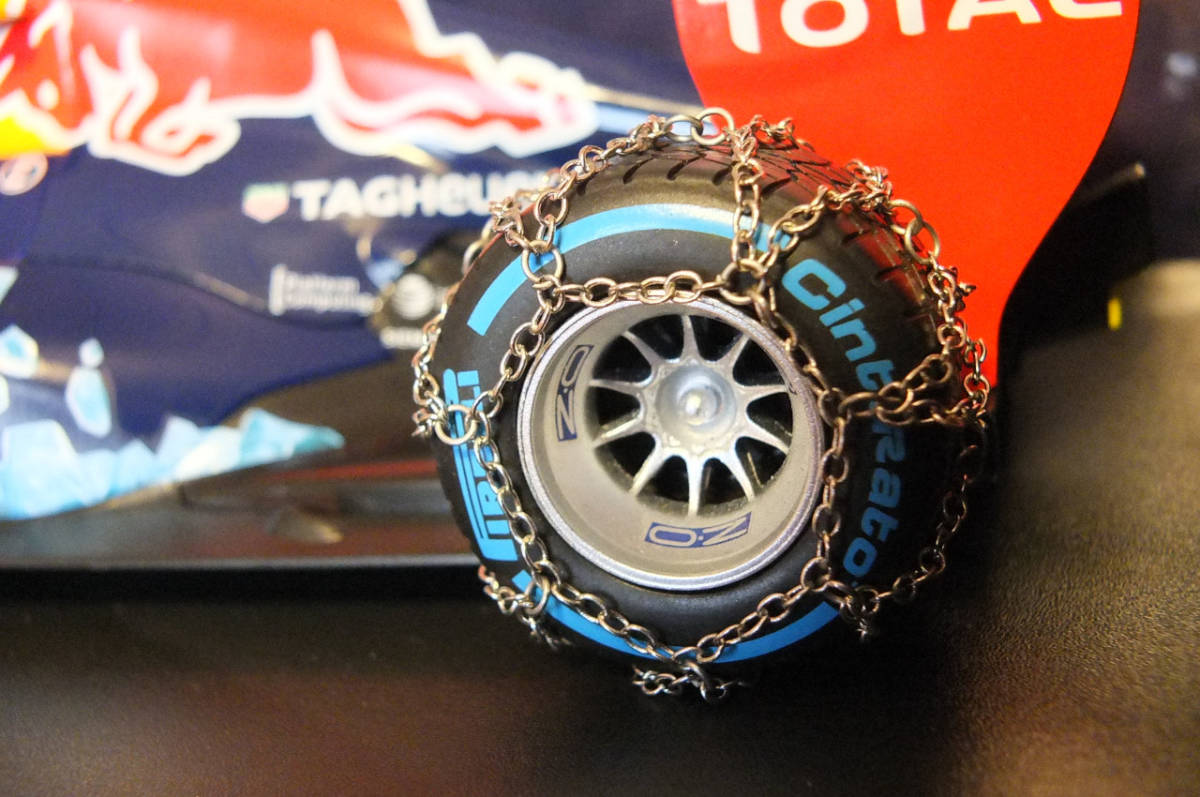 1/18 Minichamps Red Bull RB7 M.Verstappen Snow Demo