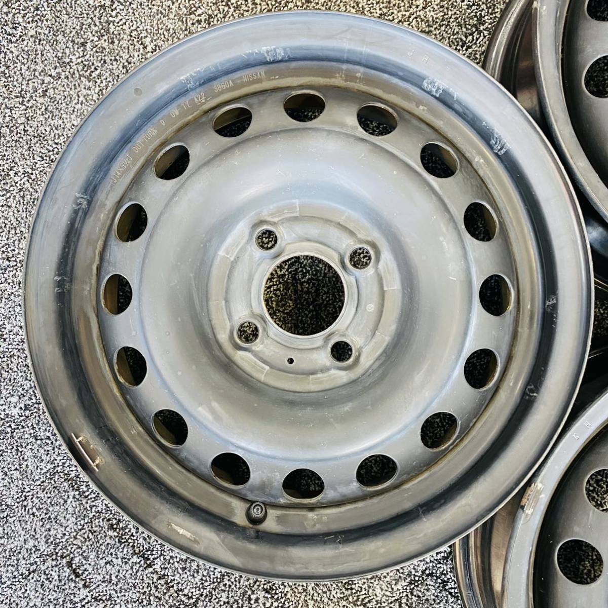 良品 送料無料日産 E12 ノート 純正 鉄ホイール 4本 5.5J 100 4穴 +