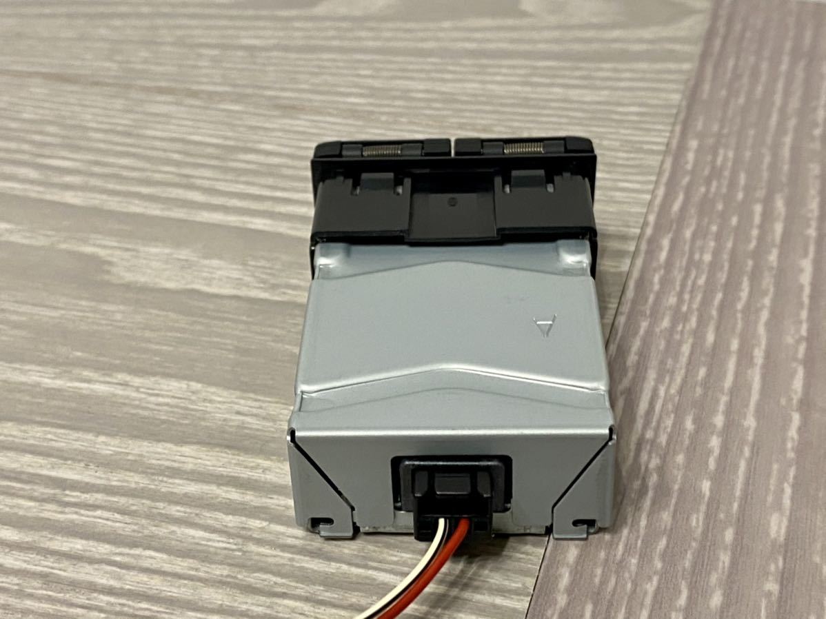 美品トヨタ純正USBチャージャーソケット80系ノア/ヴォクシー