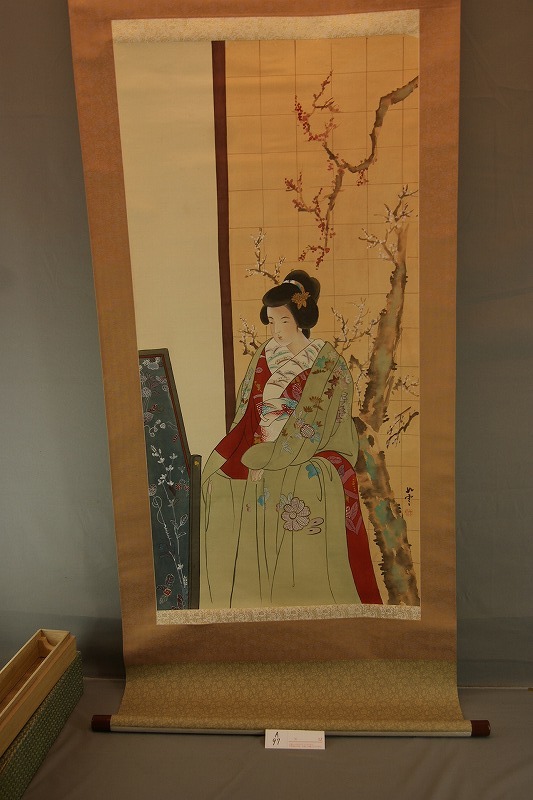 A97★紙本大幅・掛軸　美人図　梅（銘　如雪）軸先漆塗り・二重箱