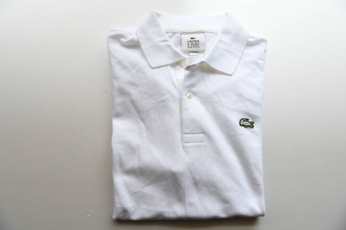LACOSTE ポロシャツ L!VE ラコステ - 半袖 LIVE ラコステライブ ライブ L.12.64 0 6つボタン L!VE（ラコステライブ）の「ラコステライブ ネイビー L1264AL L!VE」のアートなプリントが目を引くコラボ