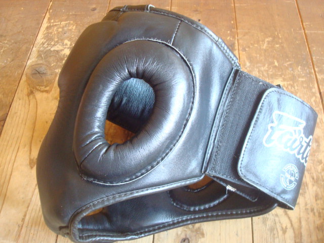 ☆ 送料無料！ 美品！ Fairtex ヘッドギア キックボクシング