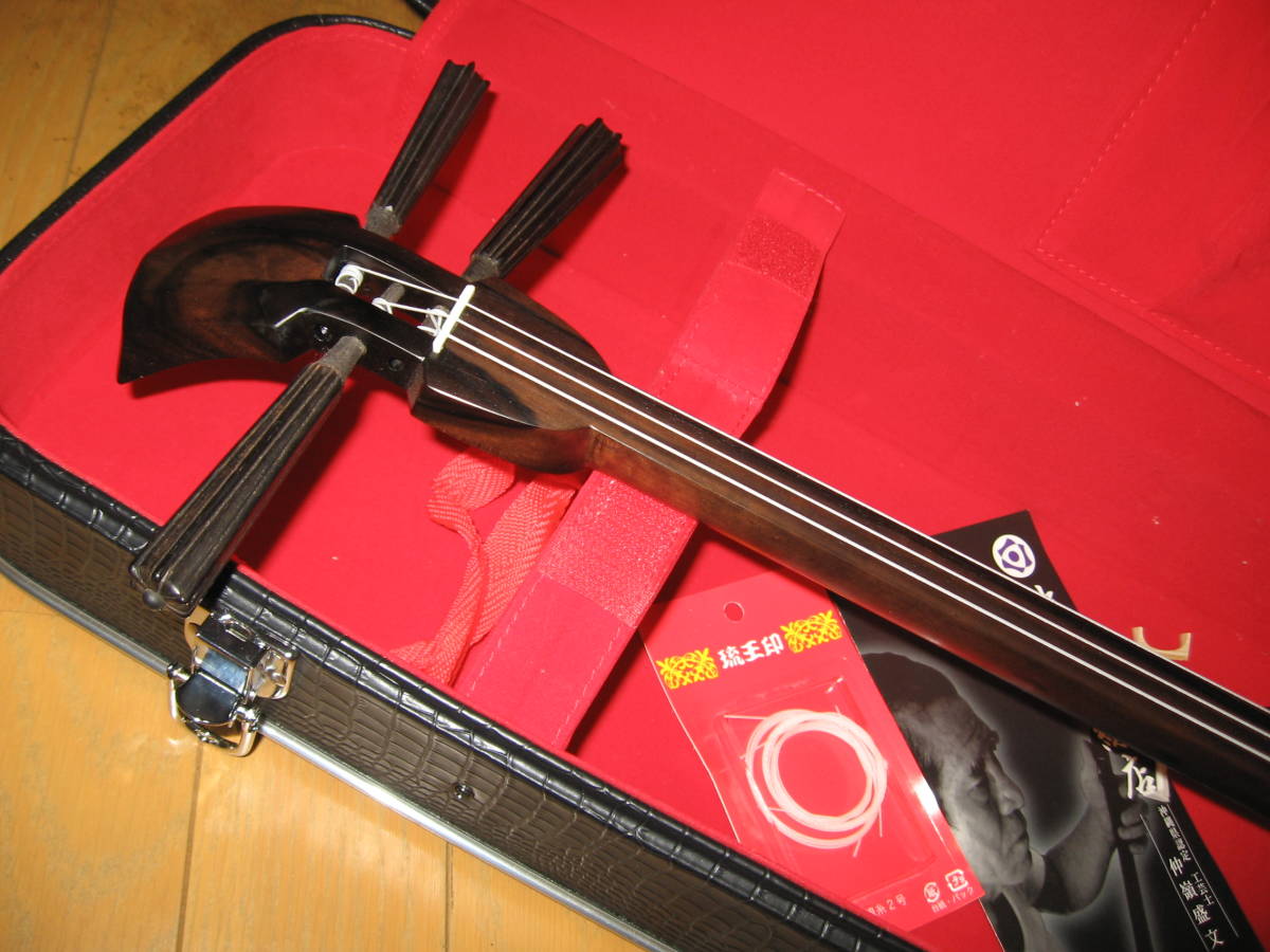 知念大工型三線 名匠 仲嶺盛文 伝統工芸士 美仕上摺り込み塗 良質黒木  