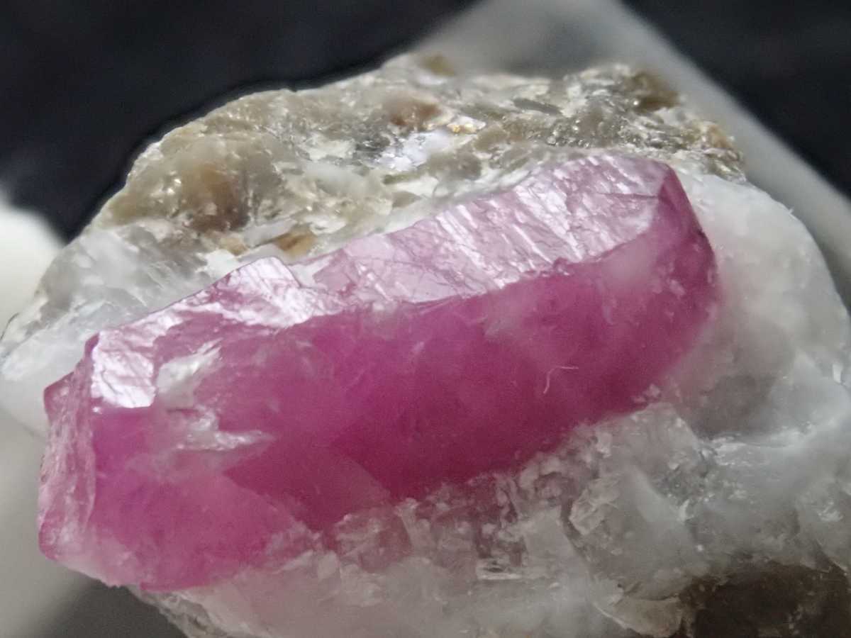 大結晶 コランダム ルビー 原石 標本 結晶 コランダム 原石 母岩付き