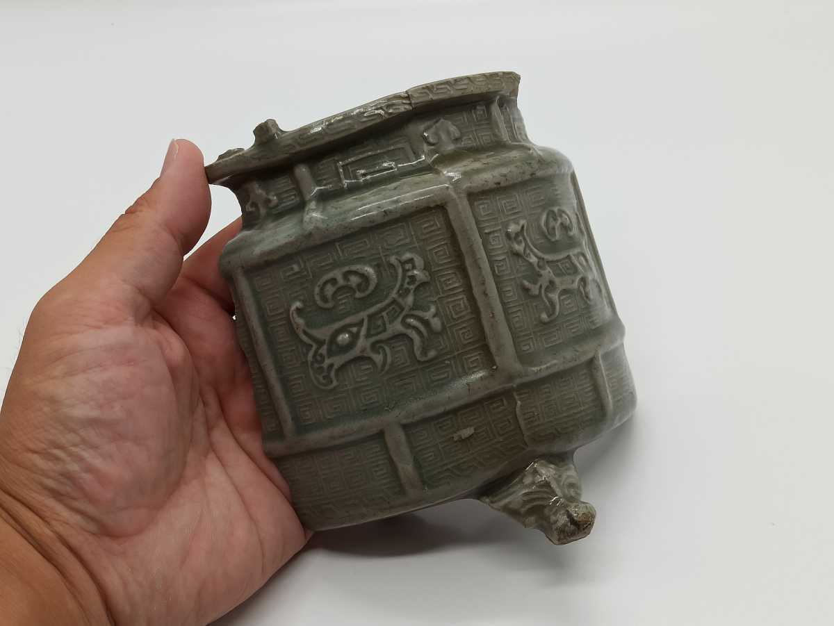 高麗青磁 陽刻饕餮文 三足香炉 陶片(高麗)｜売買されたオークション
