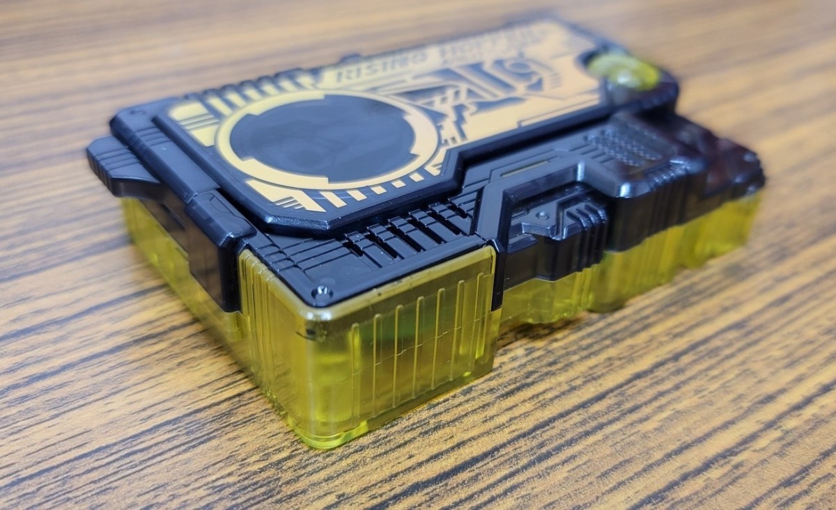 仮面ライダーゼロワン SGライジングホッパープログライズキー イエロー