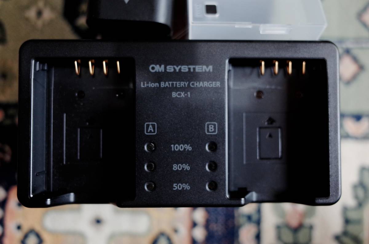 OM OM-1 リチウムイオン充電池 ☆美品！ SYSTEM⁄オリンパス SYSTEM 