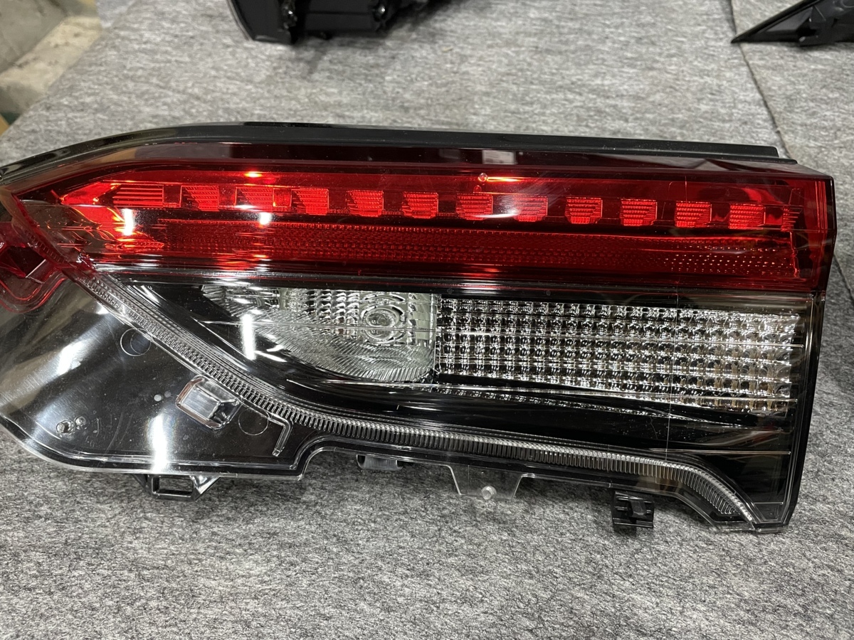 RAV4 MXAA54　右テールレンズ 中古良品トヨタ 純正 右テールランプレンズ RAV4 MXAA52 MXAA54