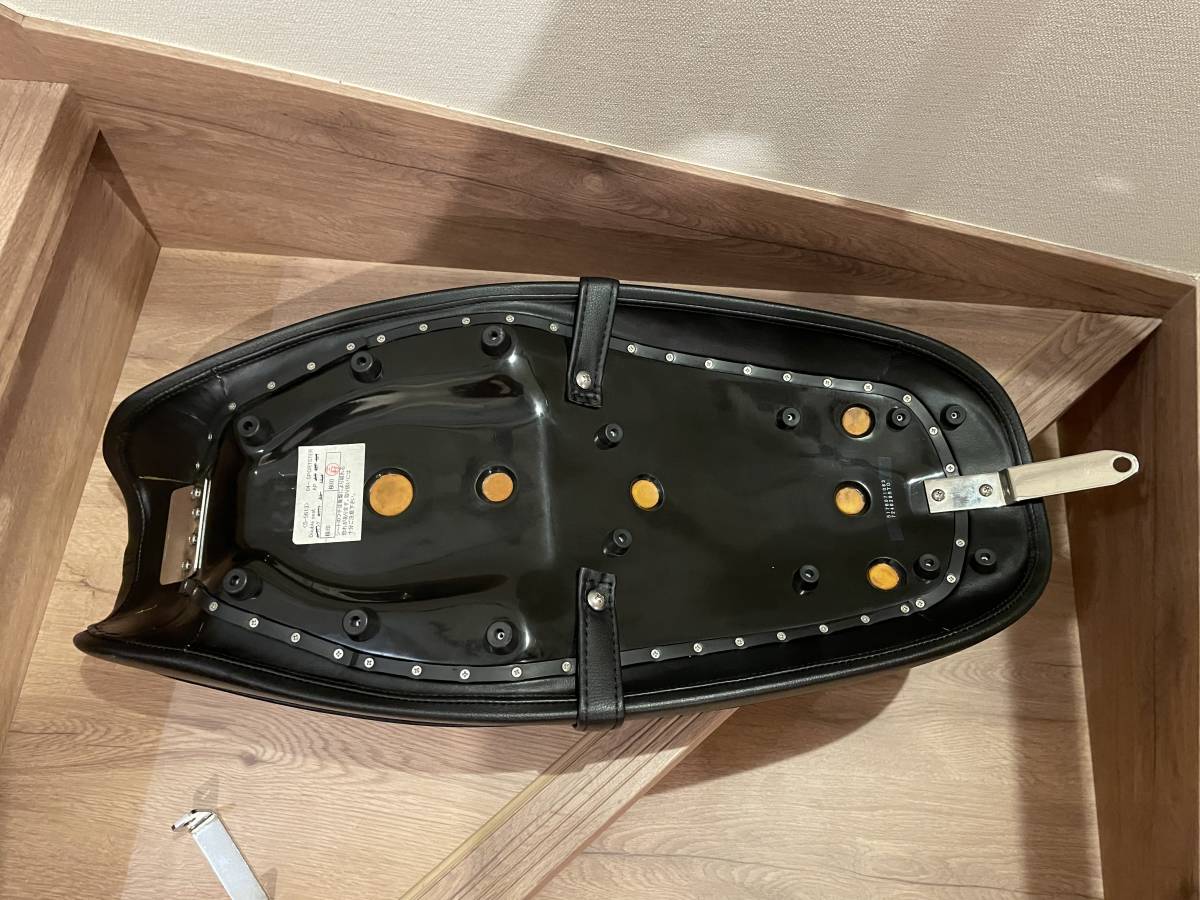 美品!K&H製 04年式以降 スポーツスター用ダブルシート S-5613AP 美品!K&H製 04年式以降 スポーツスター用ダブルシート S-5613AP