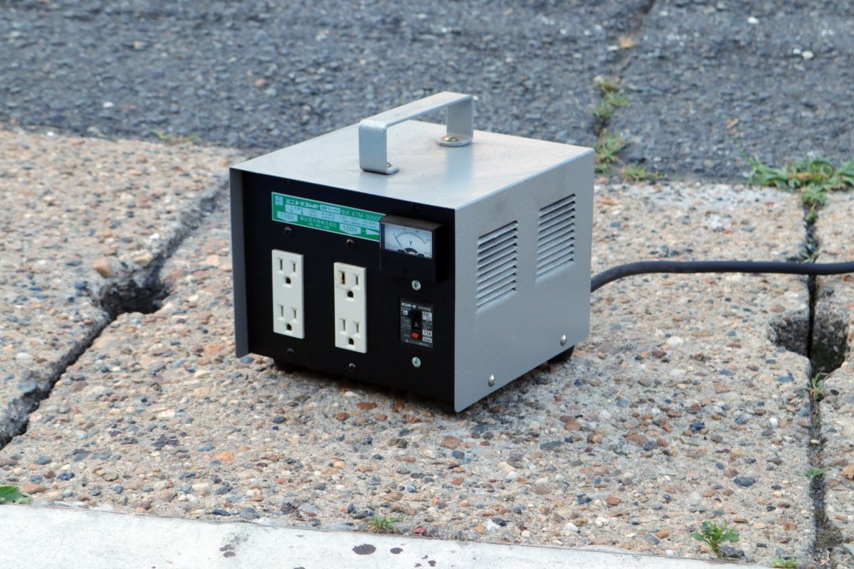 鎌田信号機 ミニトラコンポ KTM-3000E 漏電ブレーカー付 降圧器 ジャンク 'za373_1