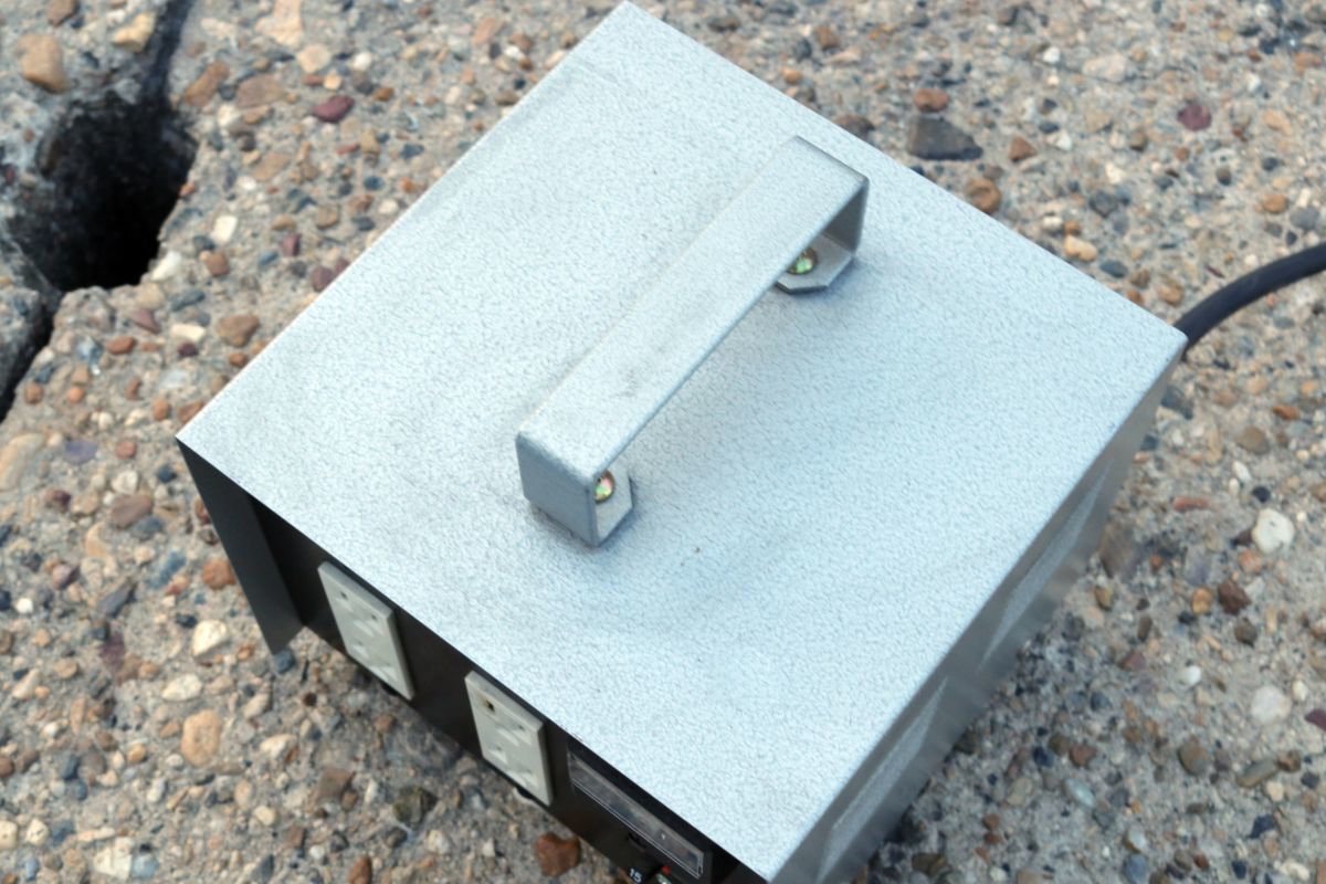 鎌田信号機 ミニトラコンポ KTM-3000E 漏電ブレーカー付 降圧器 ジャンク 'za373_4