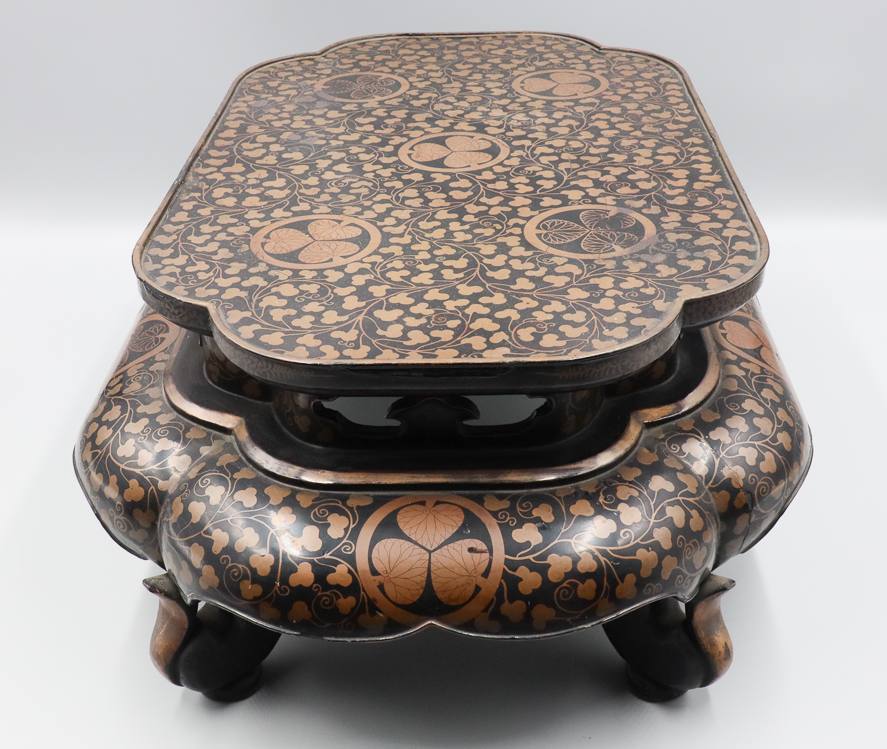 宙】徳川家伝来 江戸時代 三つ葉葵紋唐草文様金蒔絵花台 平卓 細密細工