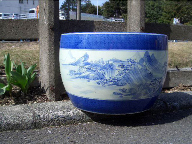 鯖山水  庭楼  筆洗  水仙の鉢  陶磁器 装飾品 現代工芸品美術品 置物 蒼く絵付 滲む美しき美しき古い瀬戸火鉢 山水 水仙 陶磁器 メダカ 水草