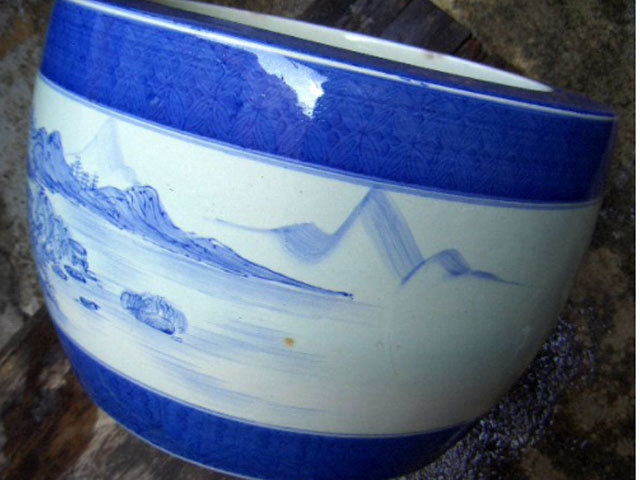 蒼く絵付 滲む美しき美しき古い瀬戸火鉢 山水 水仙 陶磁器 メダカ 水草