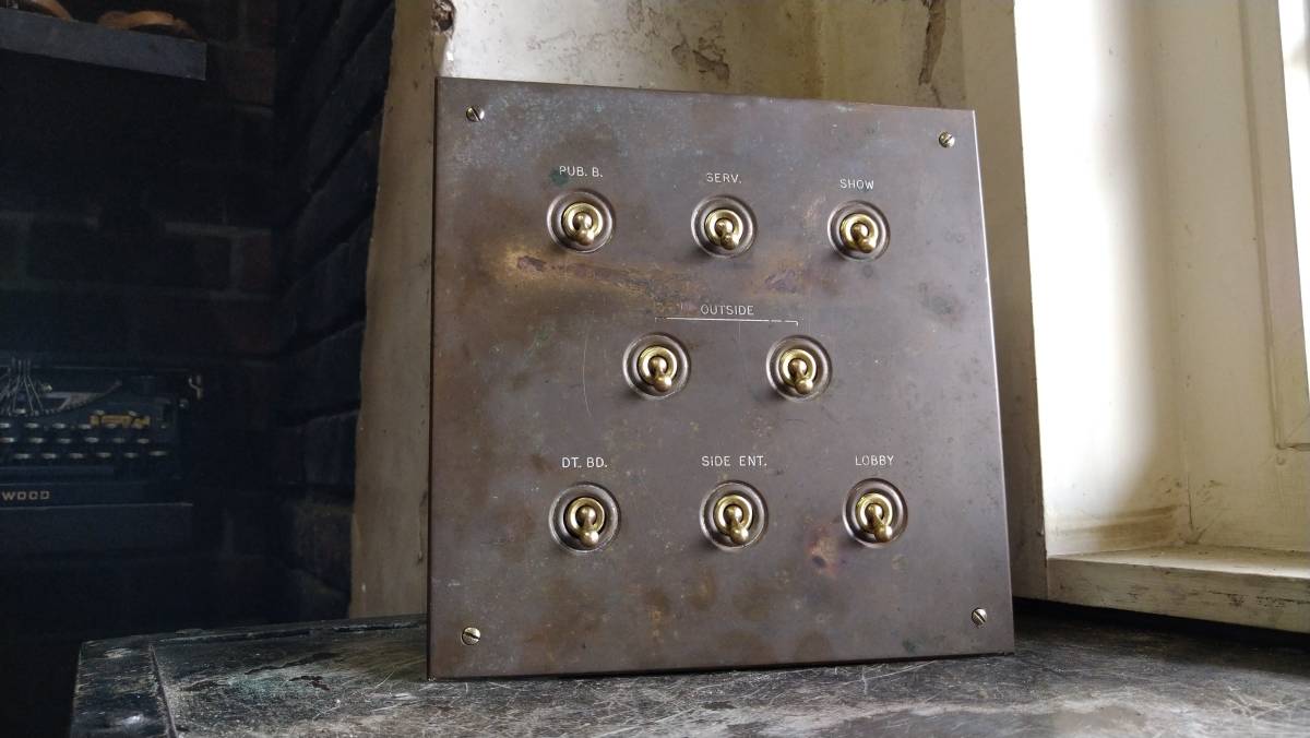 【送料無料，高品質】 ビンテージ インダストリアル 8連トグル スイッチ イギリス製 1950年 vintage industrial 8Gang switch circa1950 Made in England(照明)｜売買されたオークション情報、yahooの商品情報をアーカイブ公開 - オー 照明