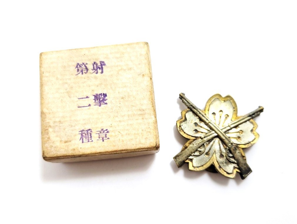 功四級金鵄勲章 箱・略章付（難有）・功五級金鵄勲章本体 2個組 徽章