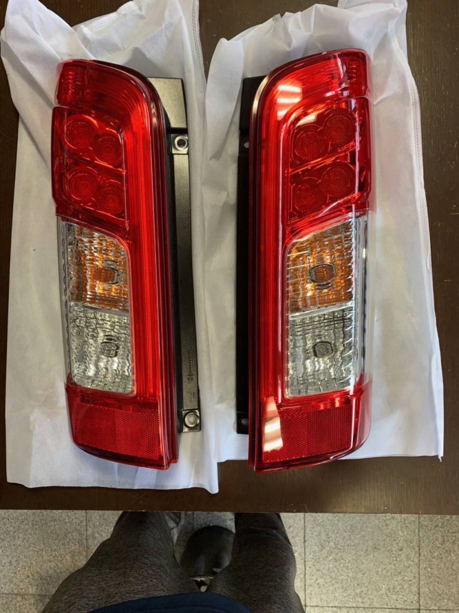 NV350キャラバン 純正LEDテールランプ 中古品 売り切り キャラバン
