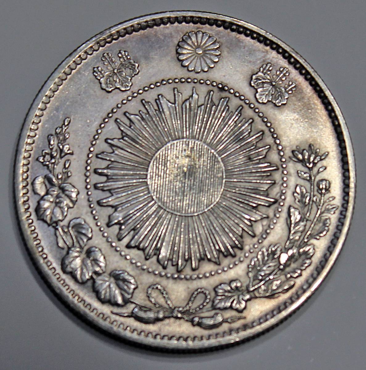 旧1円銀貨 有輪 大正3年 新1円銀貨（小型） 明治3年 量目：約26.9g
