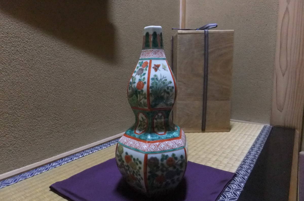 五彩六角瓢箪形花文瓶 大明萬暦年製 直径14cm 高さ30cm