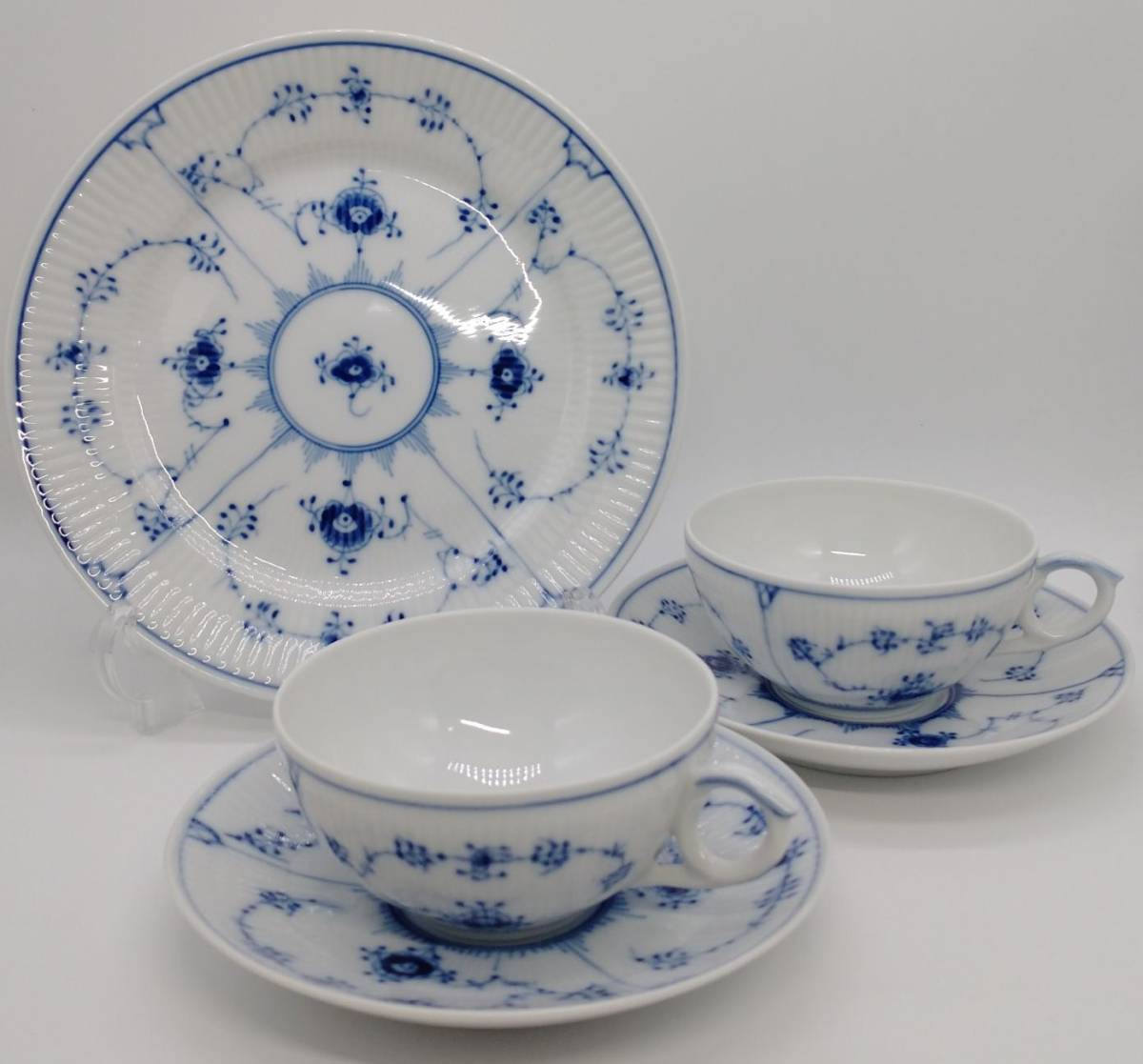 本物保証，正規品 展示品 ROYAL COPENHAGEN ロイヤルコペンハーゲン ブルーフルーテッドプレイン カップ&ソーサー 2客 プレート 1枚セット(ロイヤルコペンハーゲン)｜売買されたオークション情報、yahooの商品情 ロイヤルコペンハーゲン