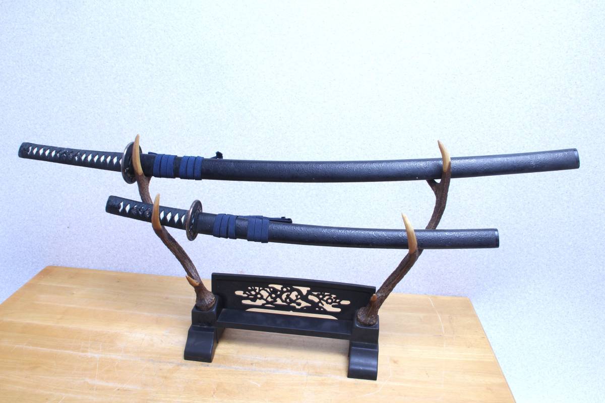 人気，お得 模造刀 大小 二振り 刀掛台付セット 約97cm ＆ 約64cm 日本刀 太刀 刀剣 武具 稽古 居合 コスプレ 小道具 9/20-2(模造刀)｜売買されたオークション情報、yahooの商品情報をアーカイブ公開 - オーク 模造刀