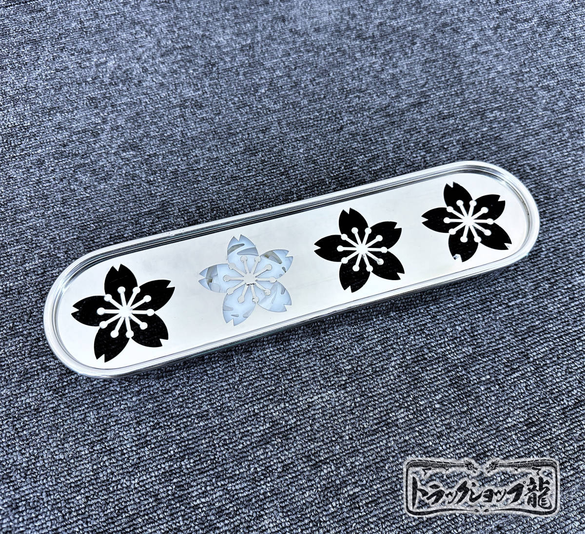 エアースペンサー用 芳香剤 カバー 4連タイプ 丸棒巻き ネコ型抜き マーシャル風 鏡面ステンレス ケース デコトラ レトロ S0384S 4連タイプ 芳香剤カバー 1個 キク柄&frasl;菊柄 菊抜き ｜公式トラックショップ龍
