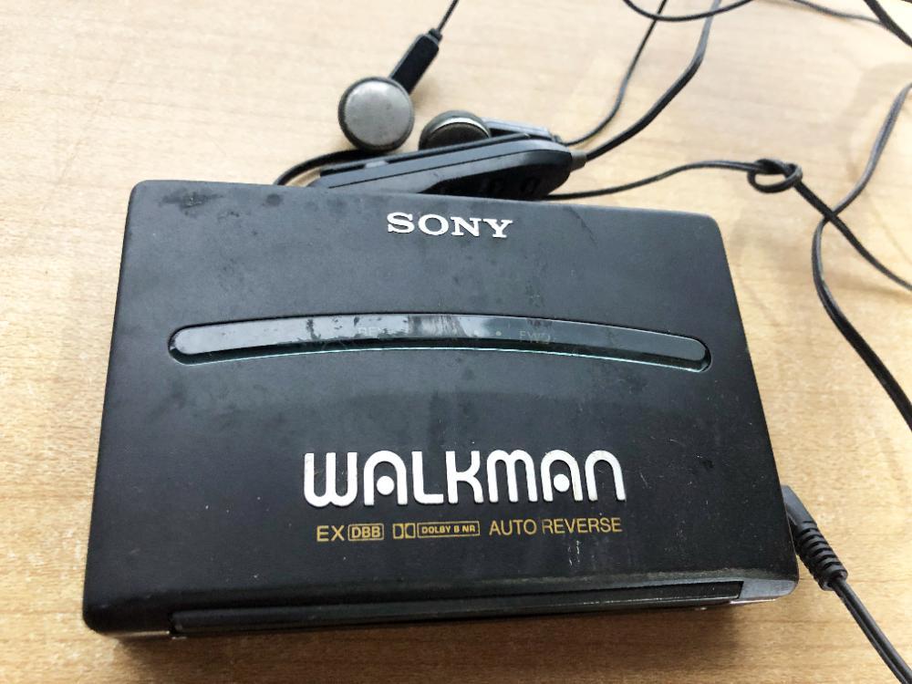  超 SONY/ソニー CASSETTE WALKMAN/ウォークマン ポータブルカセットプレーヤー WM-190 AYFU(再生専用)｜売買されたオークション情報、yahooの商品情報をアーカイブ公開 - オークファン 再生専用