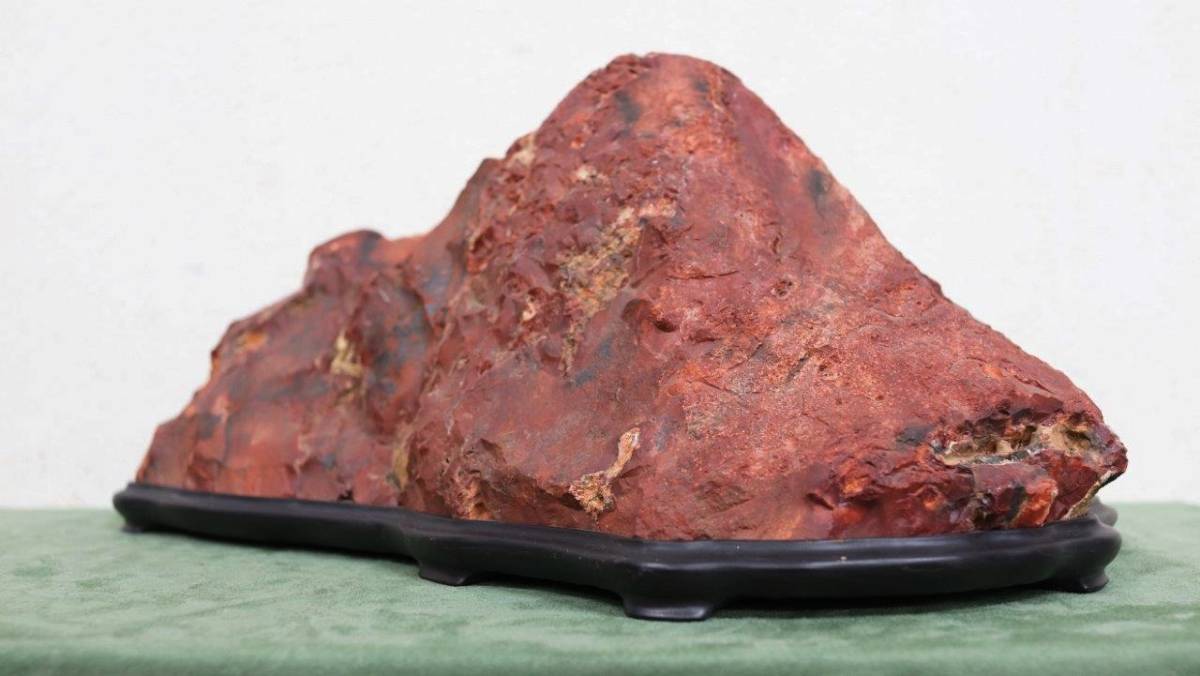 ⑦鑑賞石 佐渡赤玉石 赤石 山型 台座付き 重さ17.4キロ 岩石 飾石 